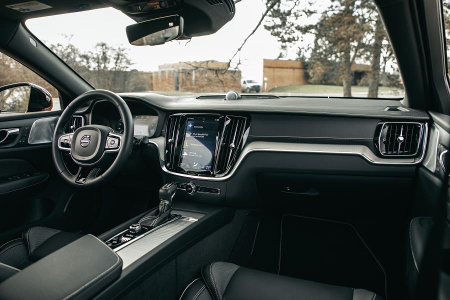 Торпедо Volvo S60 T6 R-Design 2018 года  (NA) (фото 37 из 40)